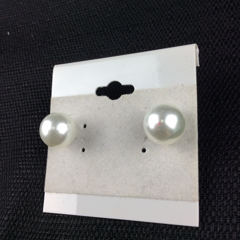 New White stud earrings - Picture 2 of 2